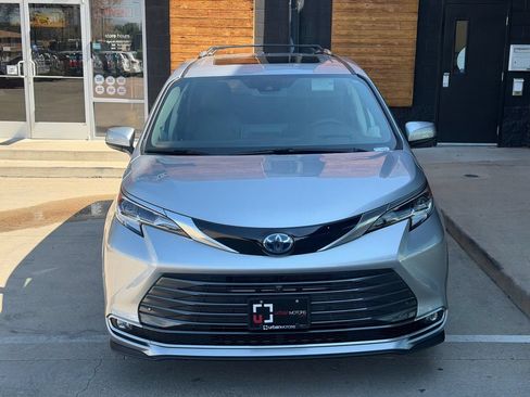 Used 2023 Toyota Sienna Platinum AWD/4WD image 5