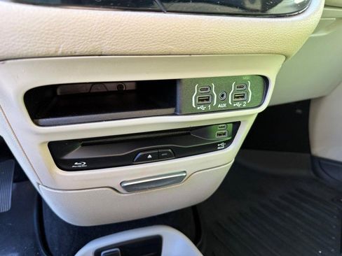 Used 2022 Chrysler Pacifica Touring-L w/ Uconnect Theater Family Group image 38
