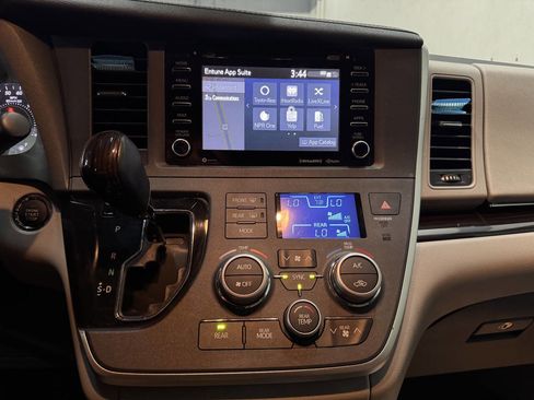 Used 2020 Toyota Sienna XLE 8 Passenger 4dr Mini Van image 32