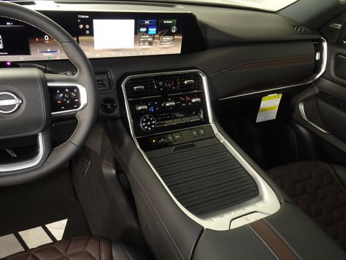 Used 2025 Nissan Armada Platinum Reserve image 7