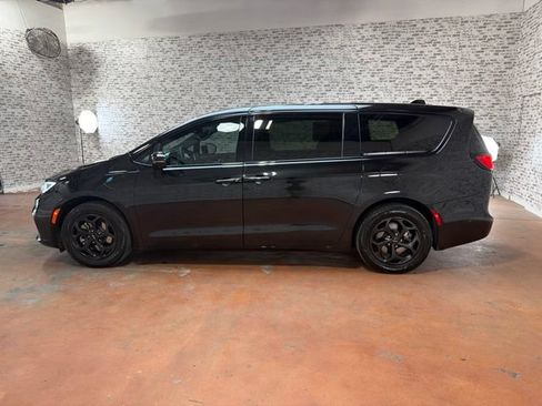 Used 2023 Chrysler Pacifica Limited w/ S Appearance Package FWD image 4