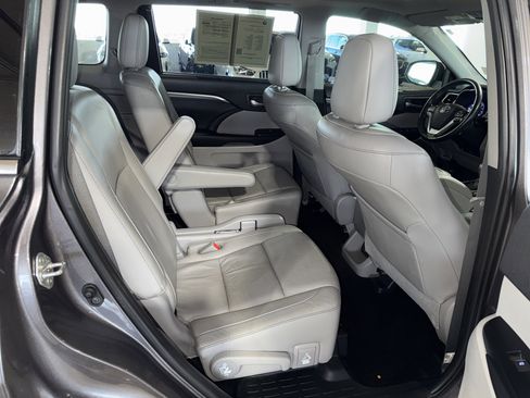Used 2019 Toyota Highlander Limited w/ Phone Cable & Charge Package image 12