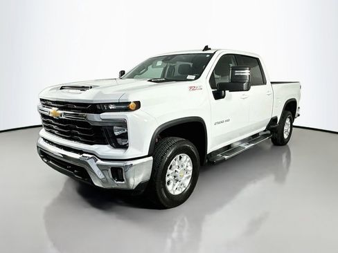 Used 2025 Chevrolet Silverado 2500 LT AWD/4WD image 3
