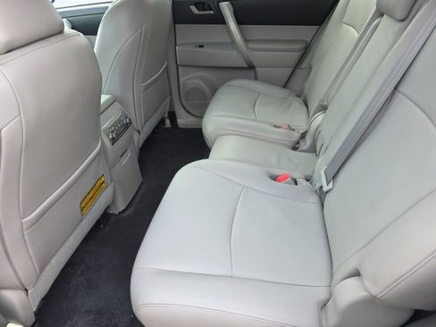 Used 2011 Toyota Highlander SE w/ Tow Pkg image 11