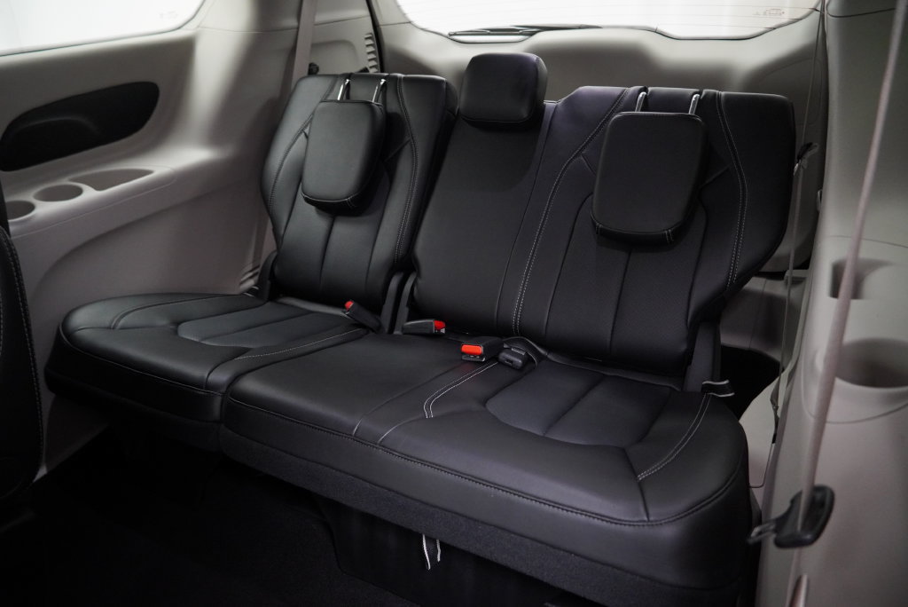 Certified 2024 Chrysler Pacifica Touring-L FWD image 14