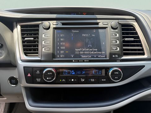 Used 2019 Toyota Highlander XLE FWD image 18