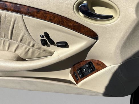 Used 2009 Mercedes-Benz CLK 550 Coupe image 17