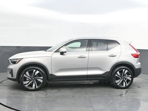Certified 2025 Volvo XC40 B5 Plus image 4