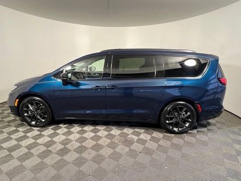 Certified 2025 Chrysler Pacifica Limited FWD image 7