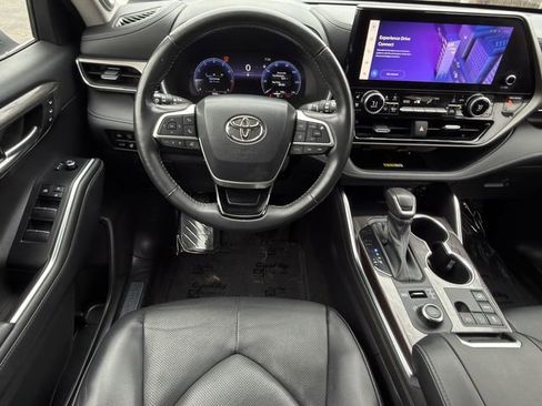 Used 2023 Toyota Highlander Limited AWD/4WD image 11