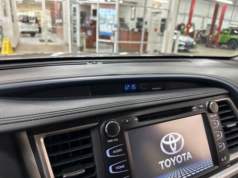 Used 2019 Toyota Highlander XLE image 33