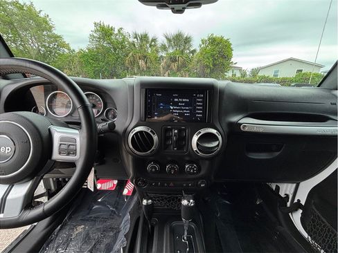 Used 2016 Jeep Wrangler Unlimited Rubicon AWD/4WD image 11