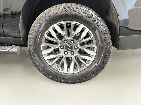 Used 2025 Chevrolet Suburban Z71 AWD/4WD image 33