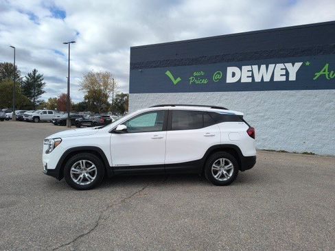Used 2023 GMC Terrain SLE w/ Driver Convenience Package image 2