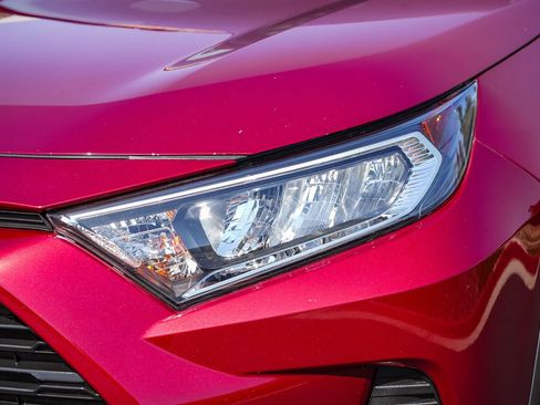 Certified 2020 Toyota RAV4 XLE w/ XLE Grade Weather Package AWD/4WD image 5