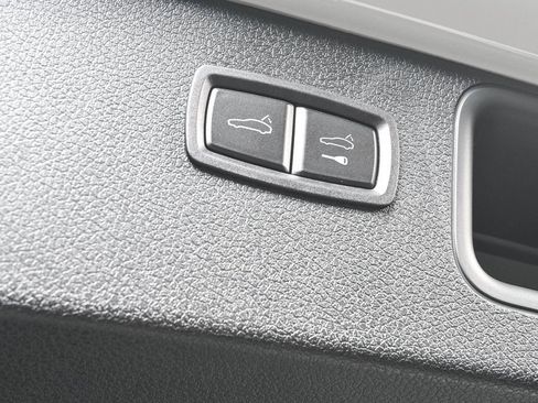 Certified 2025 Porsche Macan image 32