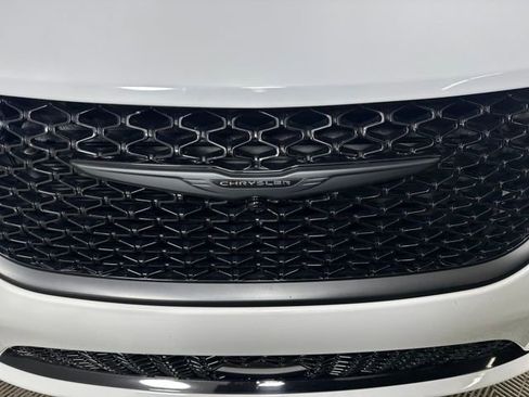 Used 2023 Chrysler Pacifica Touring-L w/ S Appearance Package image 9