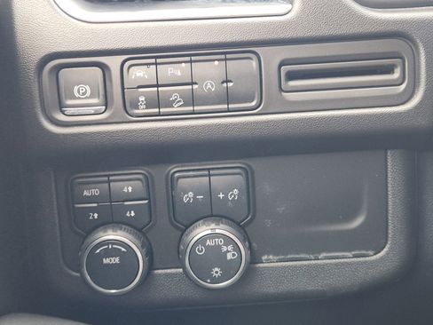 Used 2024 Chevrolet Suburban Z71 image 21