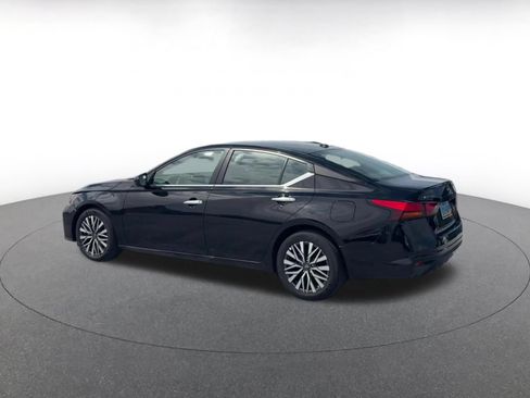 Used 2025 Nissan Altima 2.5 SV FWD image 9
