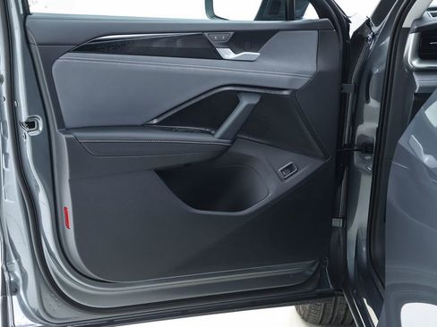 New 2025 Volkswagen Tiguan SE image 18