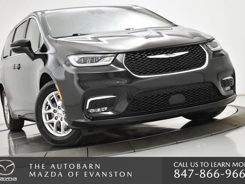 Used 2024 Chrysler Pacifica Touring-L image 3