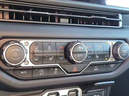 Used 2024 Jeep Gladiator Sport w/ Premium Package image 23