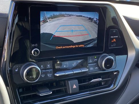 Used 2023 Toyota Highlander XLE image 18