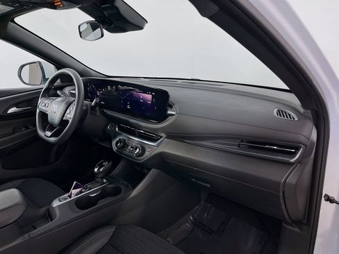 Used 2025 Buick Envista Preferred image 32