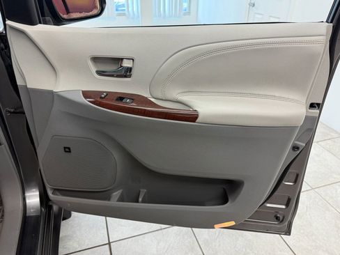 Used 2011 Toyota Sienna Limited image 37