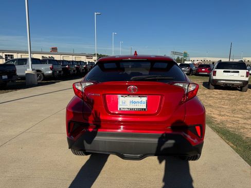 Used 2022 Toyota C-HR XLE image 7