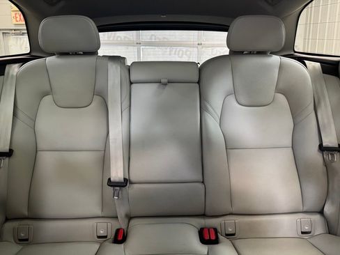 Used 2023 Volvo XC60 B5 Plus image 14