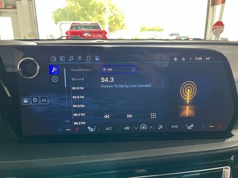 Used 2025 Chevrolet Traverse LT image 22