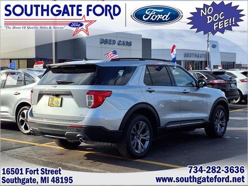 Used 2023 Ford Explorer XLT w/ Equipment Group 202A image 2