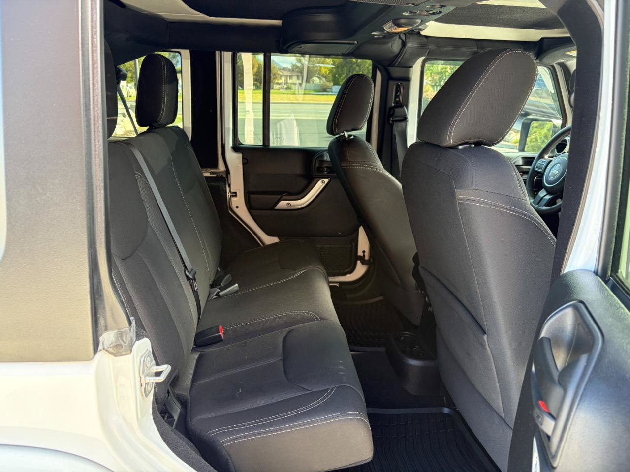 Used 2016 Jeep Wrangler Unlimited Sahara w/ Connectivity Group AWD/4WD image 7