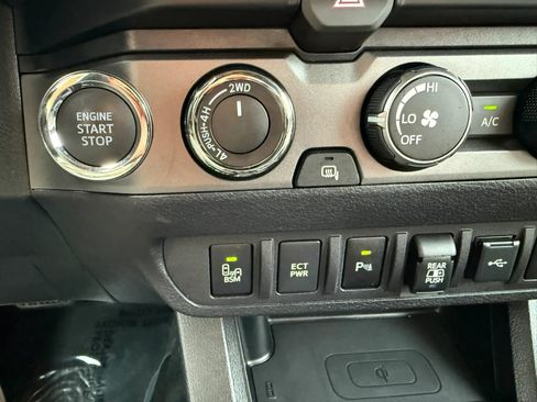 Used 2020 Toyota Tacoma TRD Sport w/ Technology Package AWD/4WD image 28
