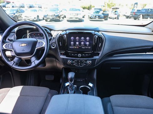 Used 2023 Chevrolet Traverse LT FWD image 2