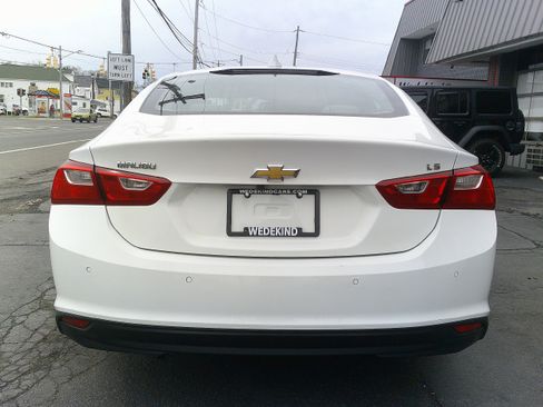 Used 2017 Chevrolet Malibu LT w/ Driver Confidence Package FWD image 4