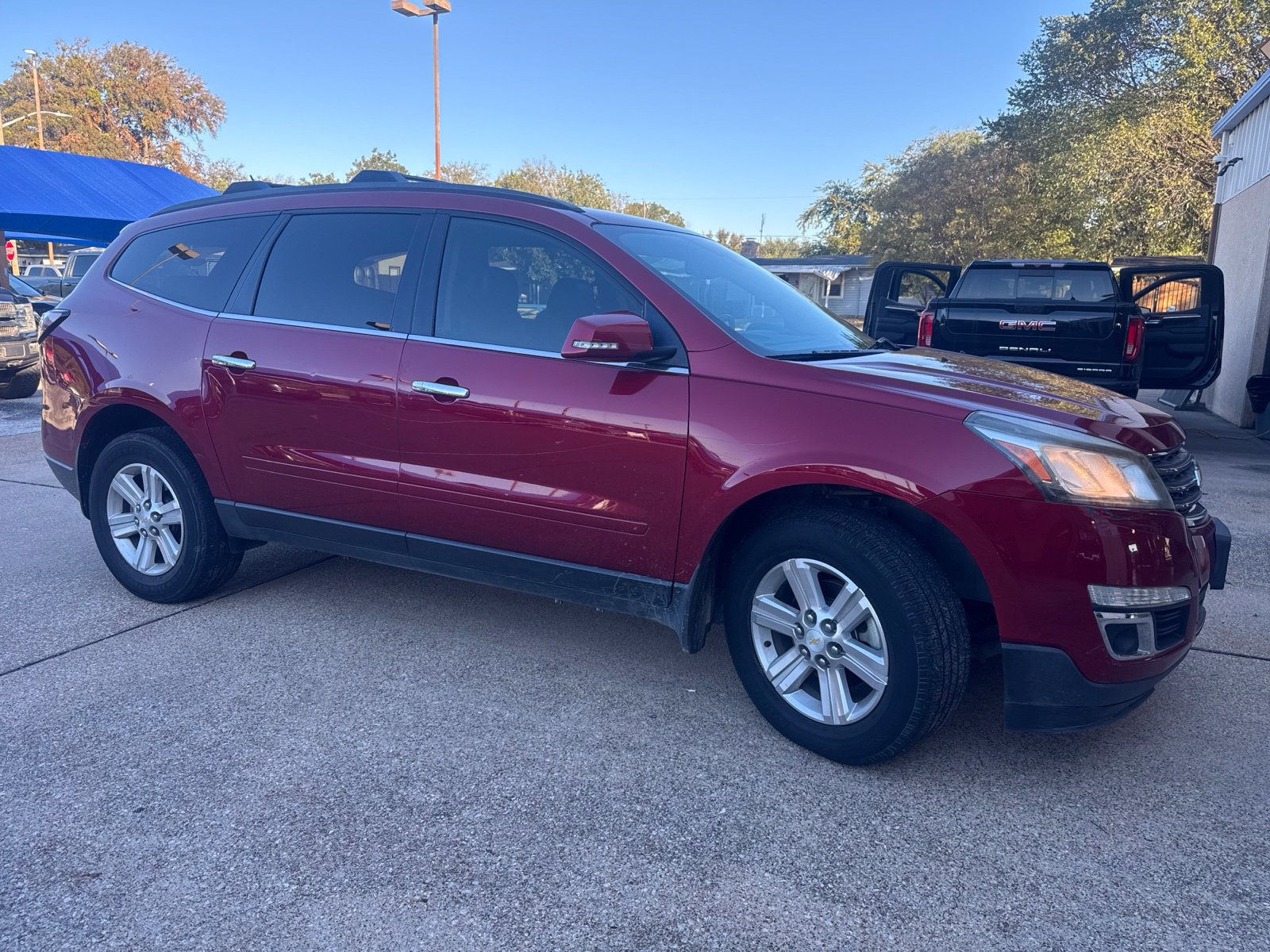 Used 2014 Chevrolet Traverse LT w/ LPO, 'HIT The Road' Package FWD image 3