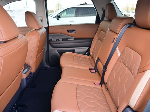 New 2026 Nissan Pathfinder Platinum image 16