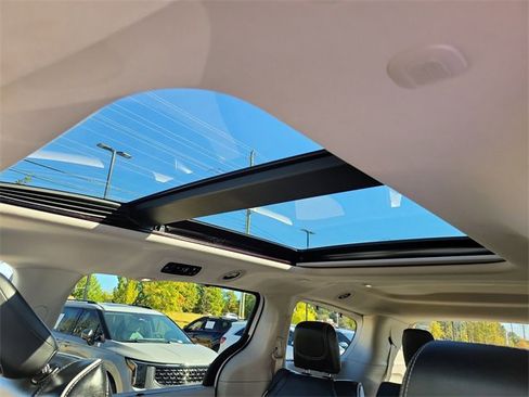 Used 2023 Chrysler Pacifica Limited image 16