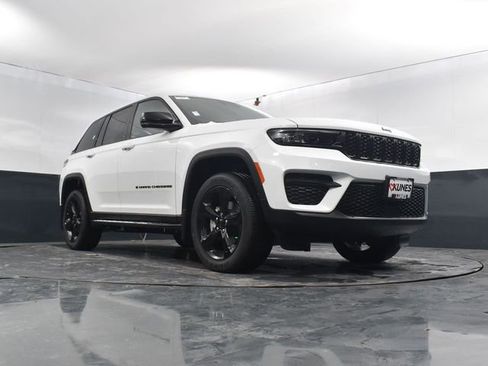 New 2025 Jeep Grand Cherokee Altitude w/ Trailer Tow Package AWD/4WD image 47