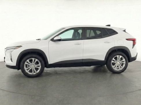 Used 2025 Chevrolet Trax LS image 12