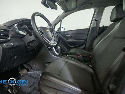 Used 2022 Chevrolet Trax LT w/ Midnight Edition AWD/4WD image 11