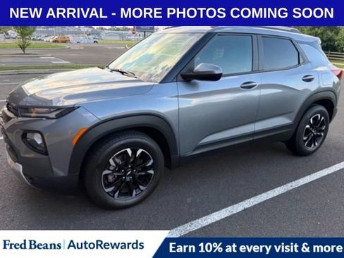 Used 2021 Chevrolet TrailBlazer LT w/ Convenience Package FWD image 3
