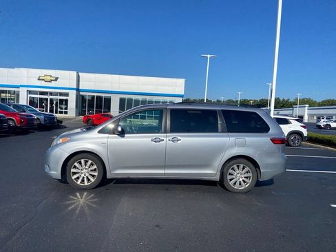 Used 2017 Toyota Sienna XLE AWD/4WD image 2