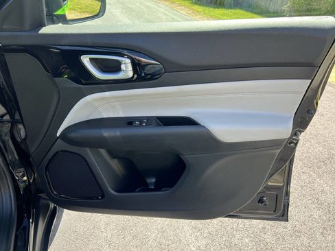 Used 2022 Jeep Compass Limited image 28