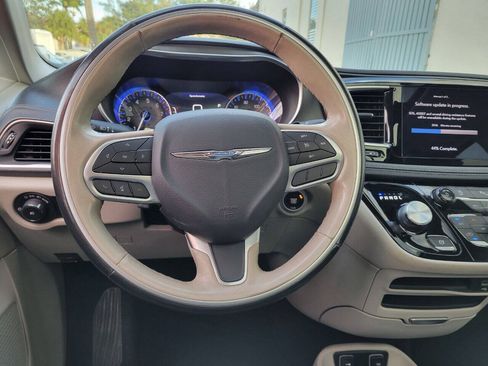 Used 2020 Chrysler Pacifica Limited FWD image 21