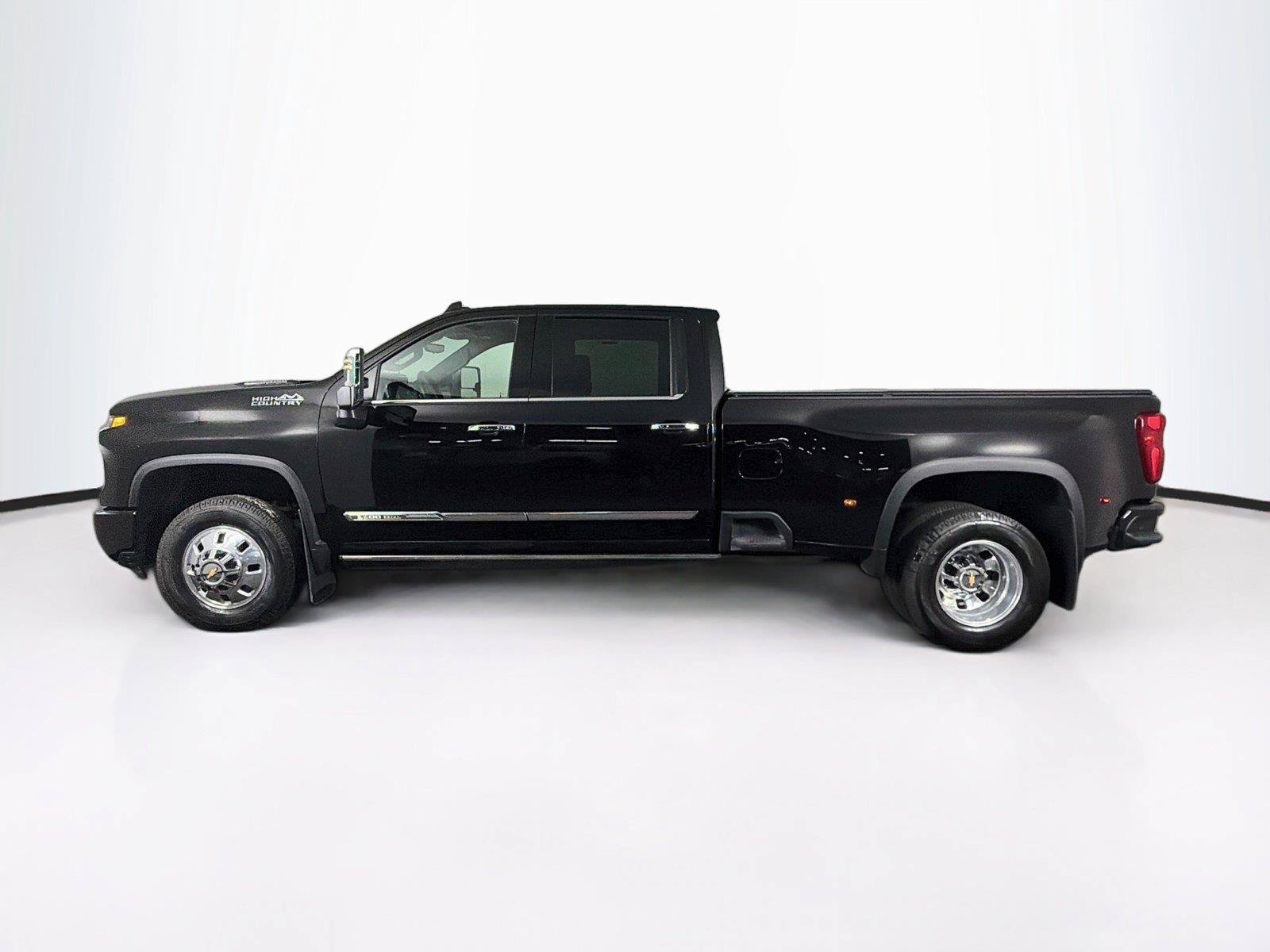 Used 2024 Chevrolet Silverado 3500 High Country w/ High Country Premium Package AWD/4WD image 8