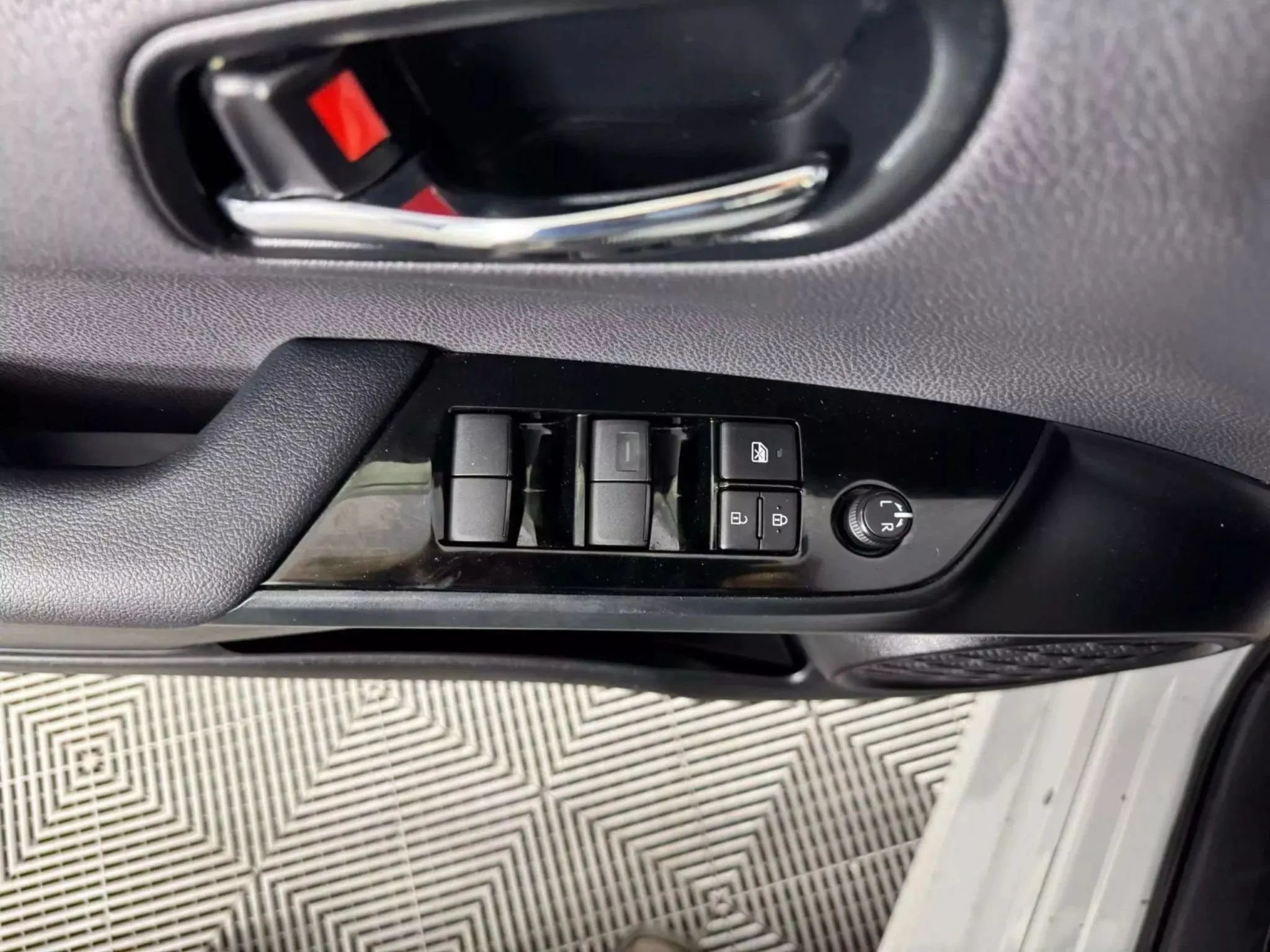 Used 2022 Toyota Prius LE FWD image 29
