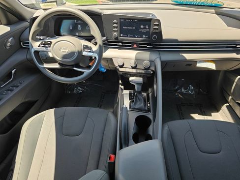 Certified 2025 Hyundai Elantra SE FWD image 17